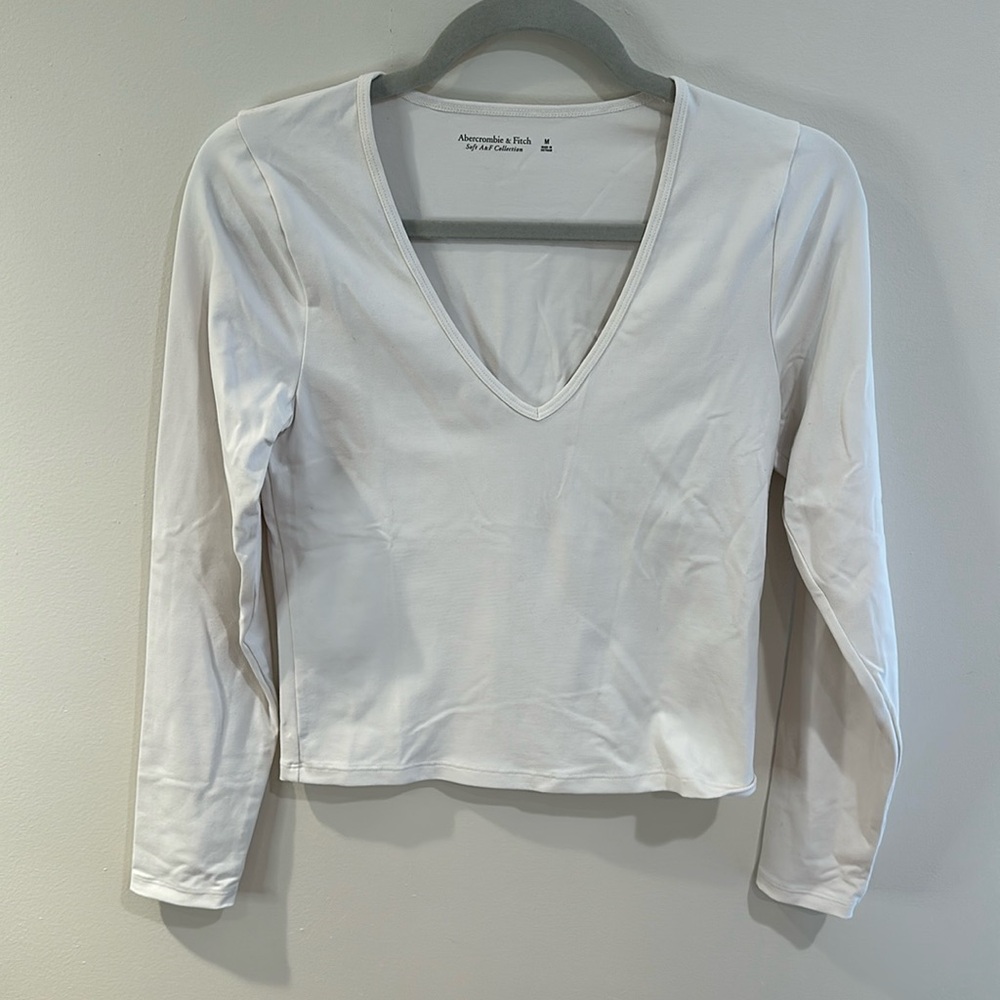 EUC Abercrombie Soft AF Seamless White Long sleeve, Size M‎